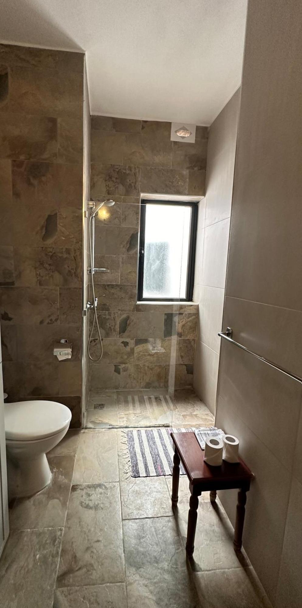 Camera Economy Matrimoniale/Doppia con Letti Singoli e Bagno in Comune